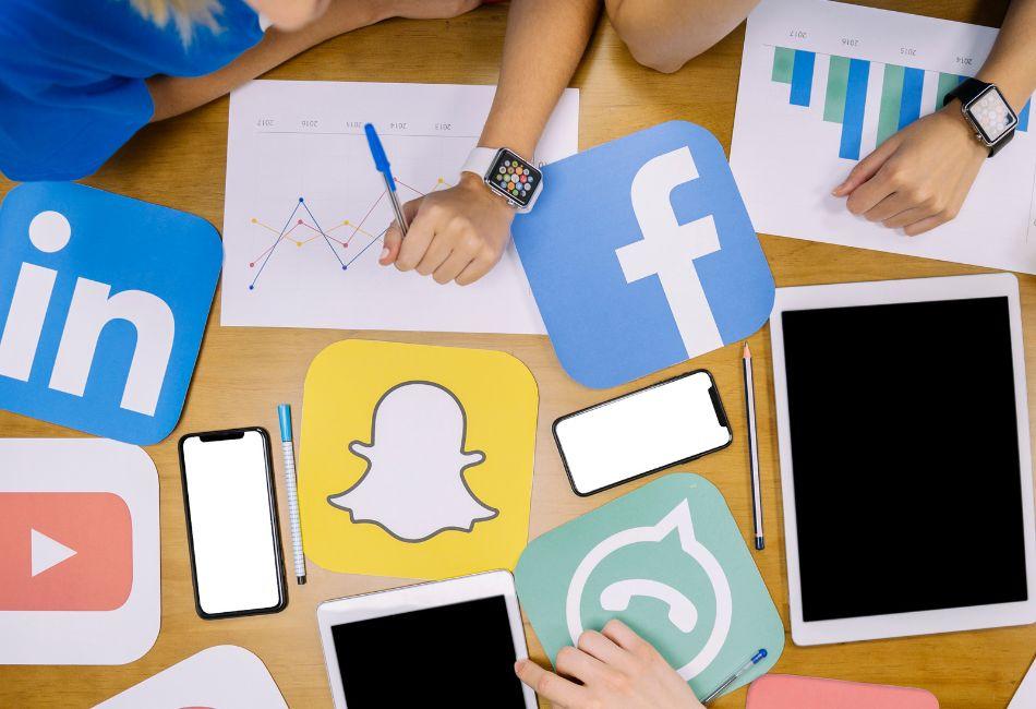 Auf dem Tisch liegen lauter Social-Media Icons