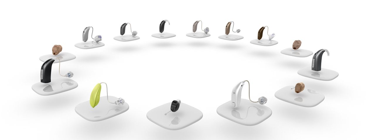 Eine Auswahl an verschiedenen Modellen von Hörgeräten als Keyvisual im Kreis angeordnet.
