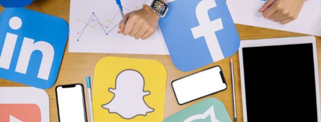 Auf dem Tisch liegen lauter Social-Media Icons
