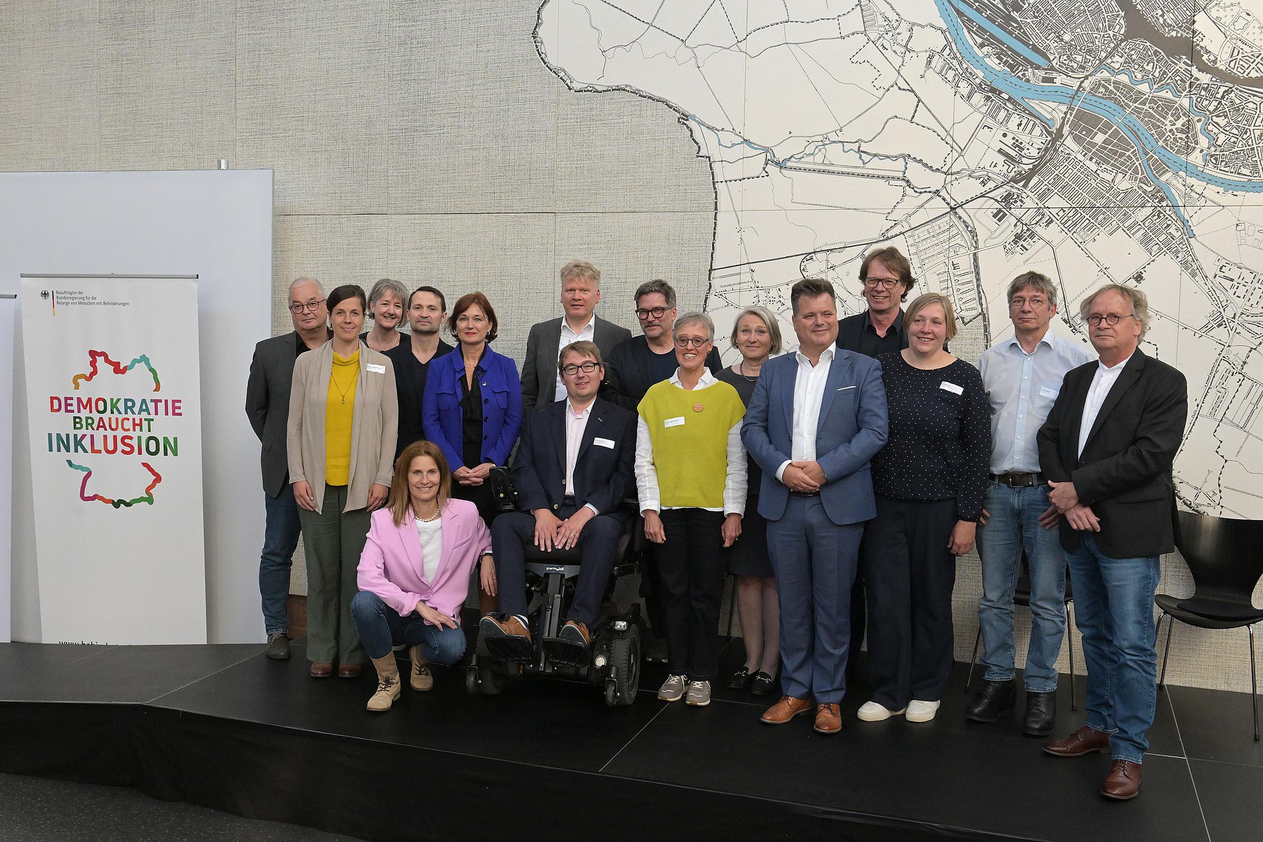 Alle Akteure der Regionalkonferenz „Inklusiv gestalten im Quartier – Ideen und gute Beispiele aus Architektur und Stadtplanung“, die am 25.5.2023 in Bremen stattfand.