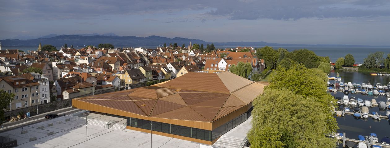 Die gefaltete Dachlandschaft der Inselhalle Lindau führt Alt und Neu zusammen. Foto: Aldo Amoretti