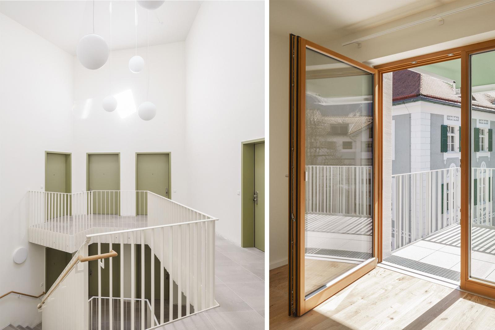 Vom weißen Treppenhaus aus führen grüne Eingangstüren in die Wohnungen. In der Wohnung selbst führt eine schwellenlose Balkontür ins Freie.